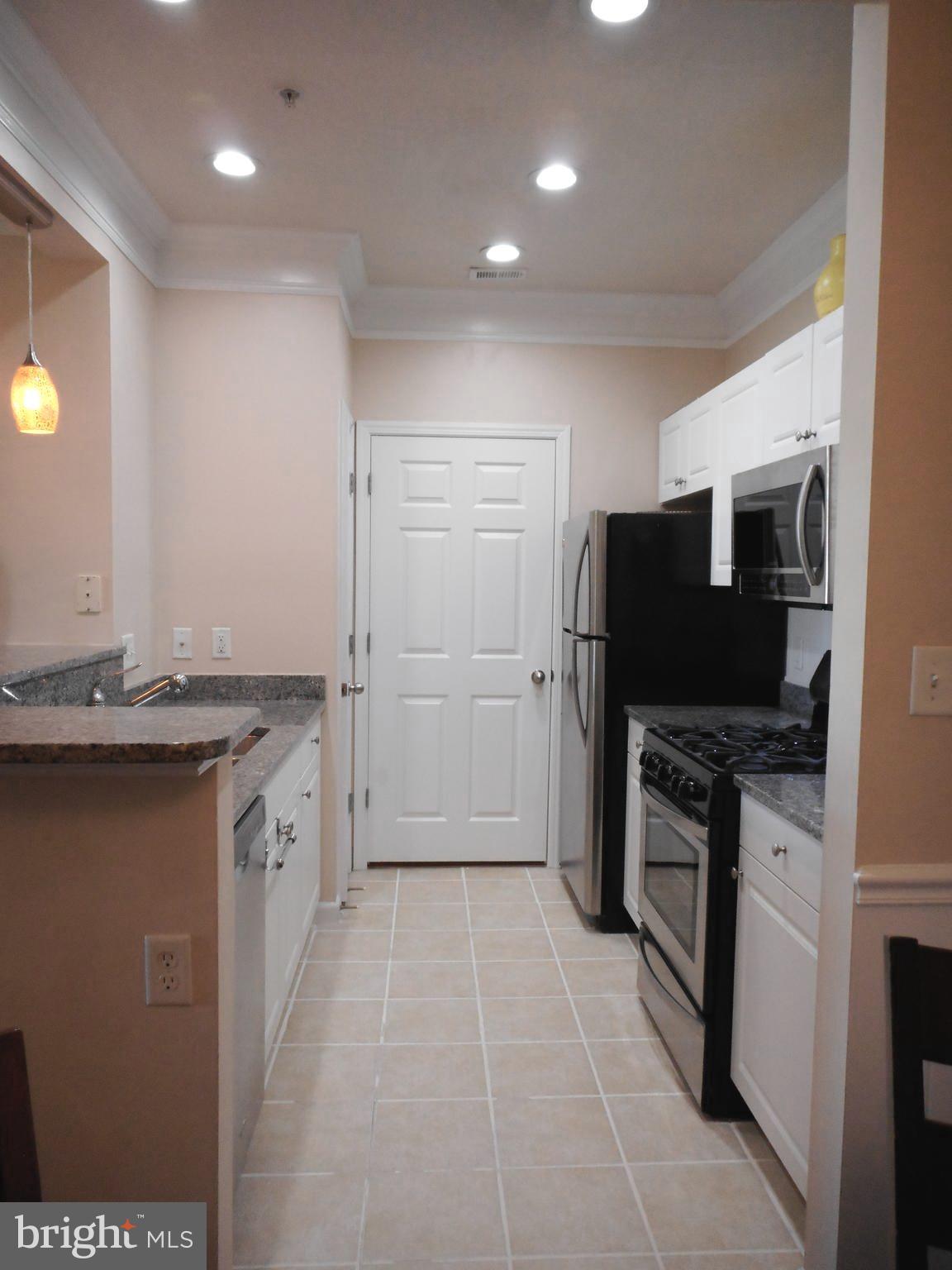 502 Sunset View Terrace Southeast, Unit 302 Leesburg, VA 20175 - Photo 14 of 50 Kitchen
