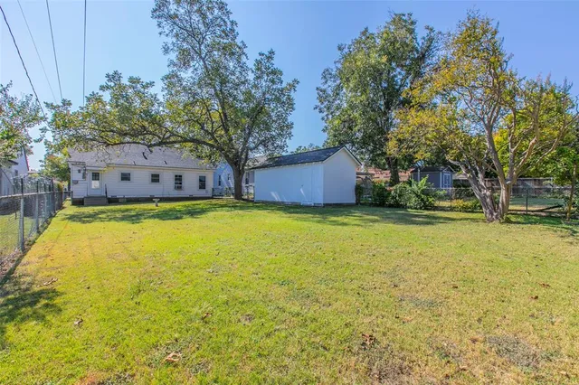 a view of a backyard