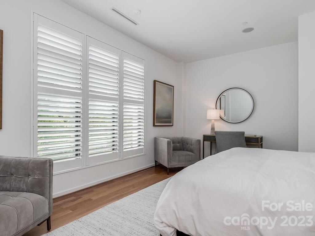 1333 Queens Road, Unit E1 Charlotte, NC 28207 - Photo 13 of 19 a bedroom with a large bed and a window