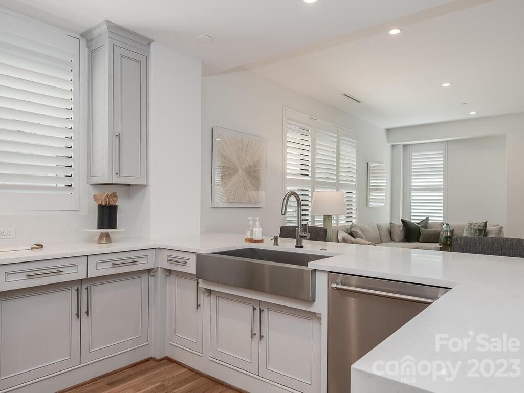 1333 Queens Road, Unit E1 Charlotte, NC 28207 - Photo 8 of 19 a kitchen that has a sink and a stove in it