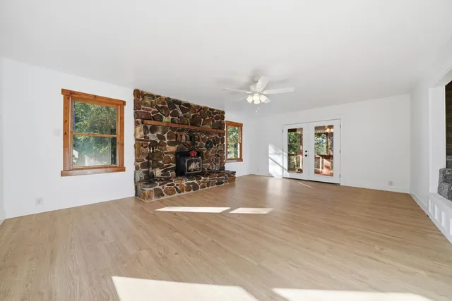 a view of a livingroom with furniture and a ceiling fan