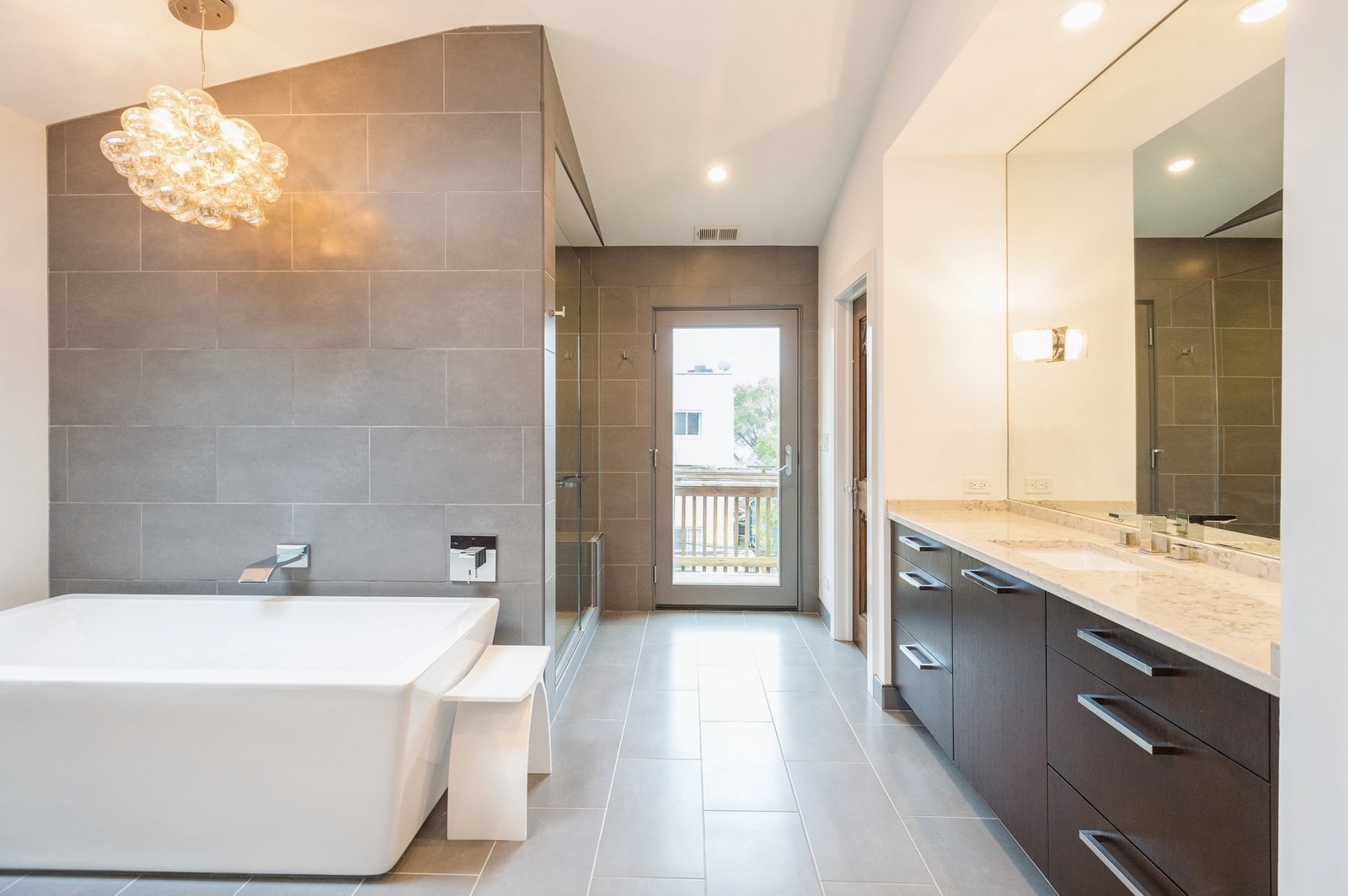 1643 West Julian Street Chicago, IL 60622 - Photo 13 of 20 a spacious bathroom with a tub sink and mirror