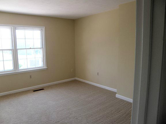 2239 Ranch Road Northwest Roanoke, VA 24017 - Photo 11 of 15 an empty room with a window