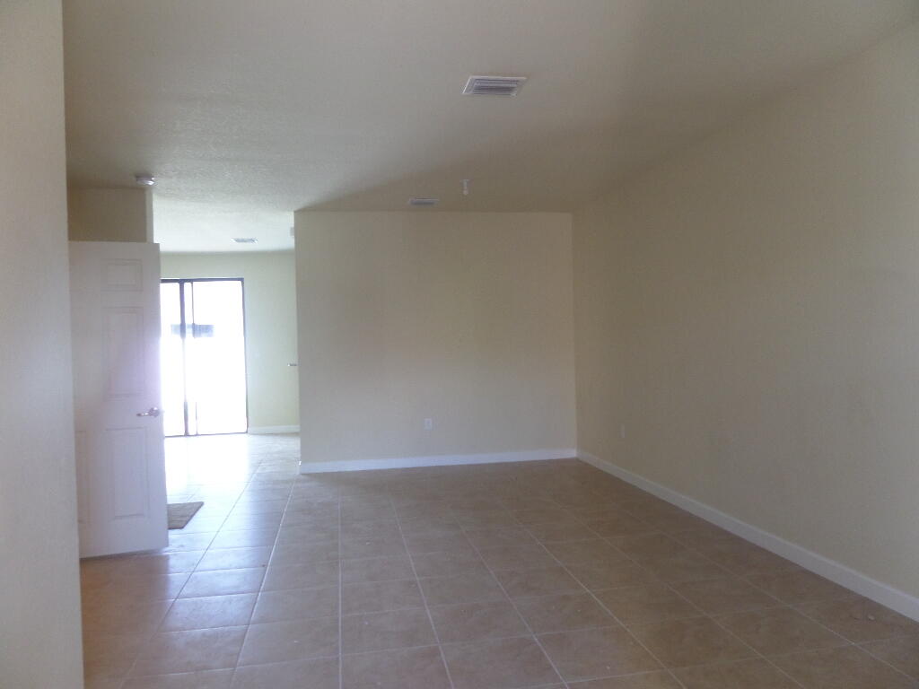 3349 West 90th Street Hialeah, FL 33018 - Photo 3 of 37 SAM_1118