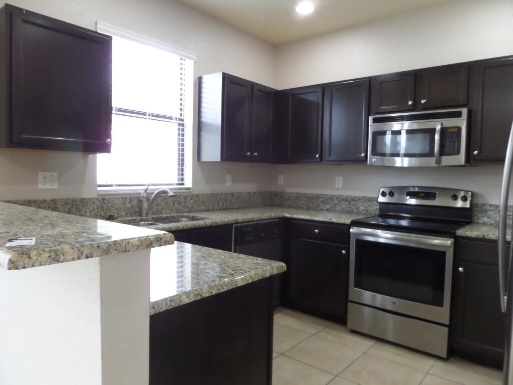 3349 West 90th Street Hialeah, FL 33018 - Photo 4 of 37 SAM_4924