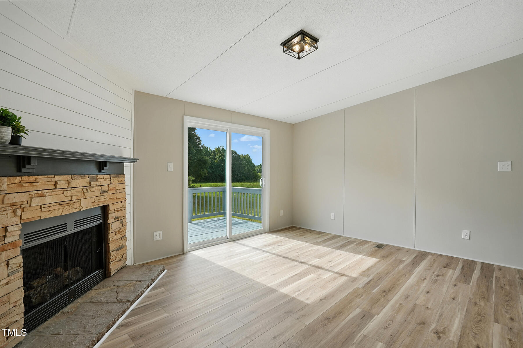 585 Smith Road Smithfield, NC 27577 - Photo 11 of 33 Living Room