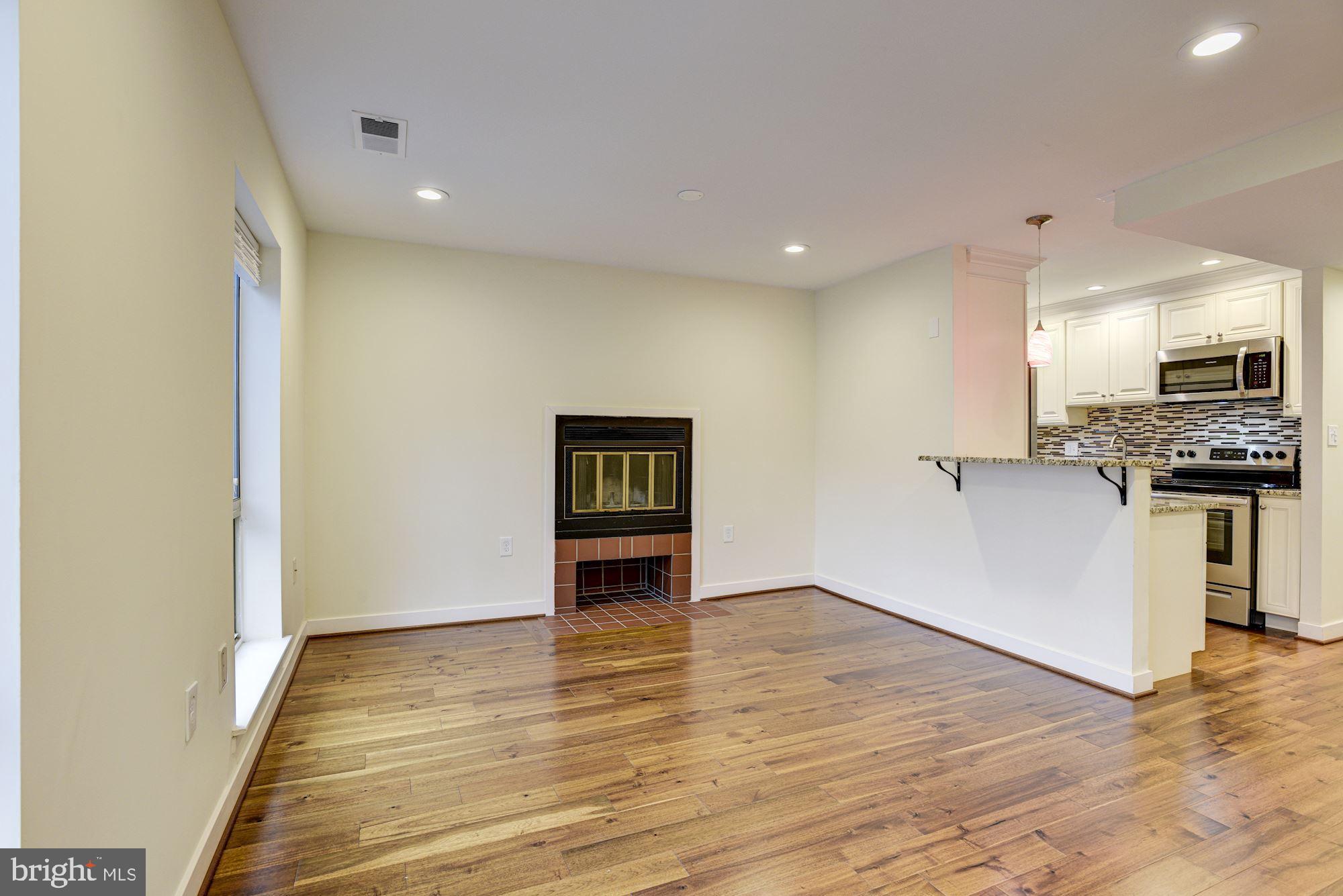 10 West Lee Street, Unit R71 Baltimore, MD 21201 - Photo 3 of 28 Living Room