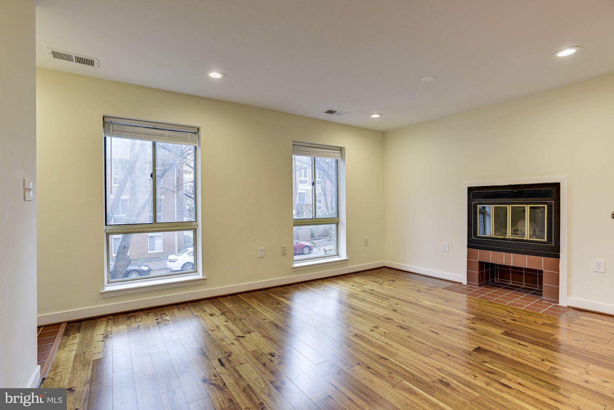 10 West Lee Street, Unit R71 Baltimore, MD 21201 - Photo 4 of 28 Living Room