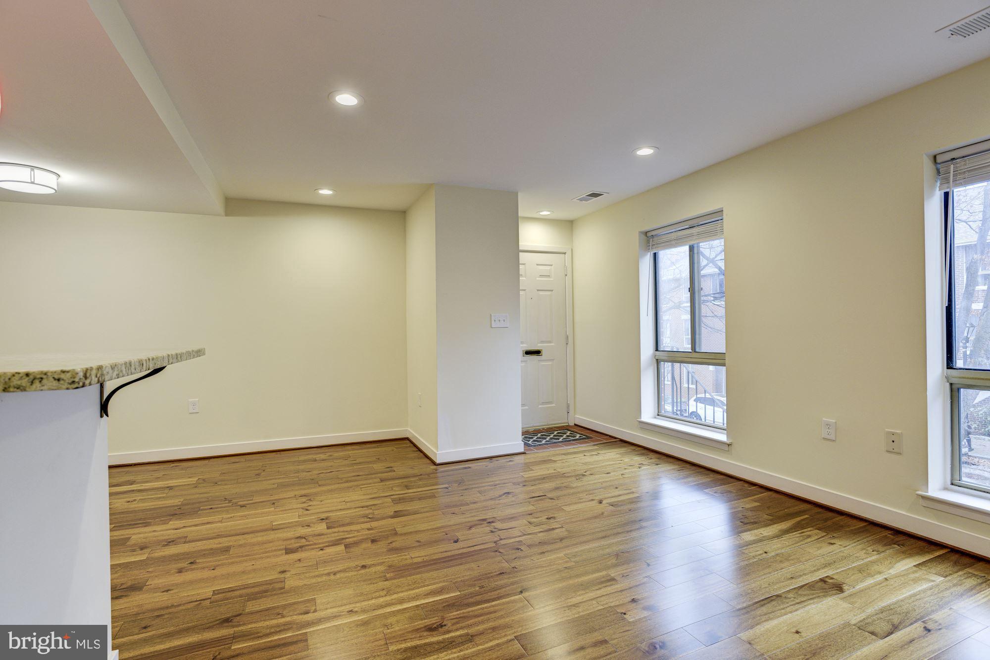 10 West Lee Street, Unit R71 Baltimore, MD 21201 - Photo 5 of 28 Living Room