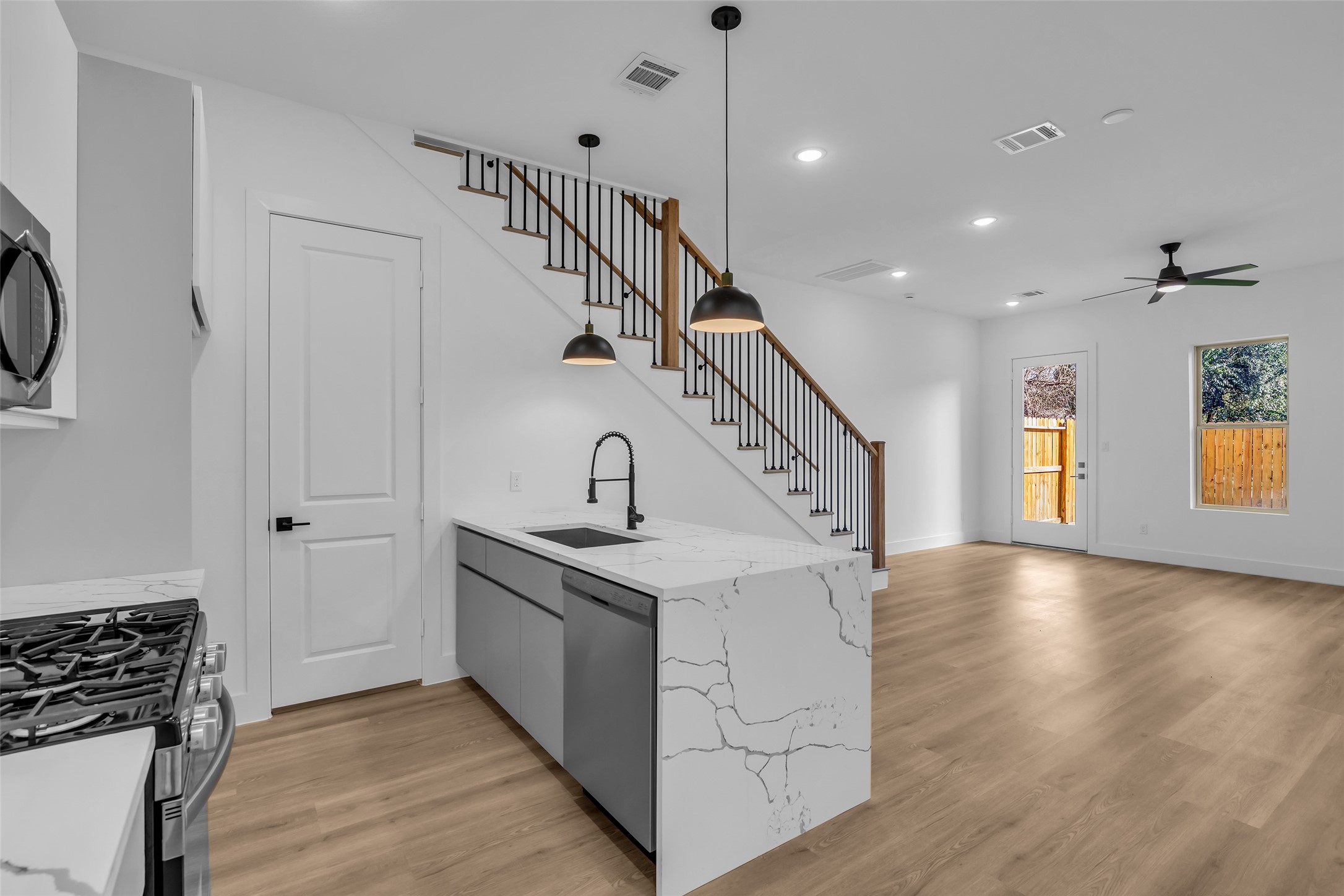 1506 Griffin Street Houston, TX 77009 - Photo 3 of 38 Upon Entry you will be wowed with the light and bright open design.
