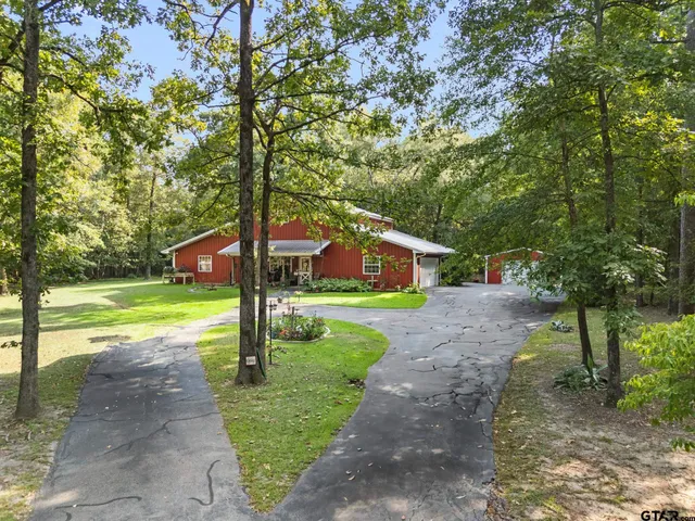 a view of a house with backyard