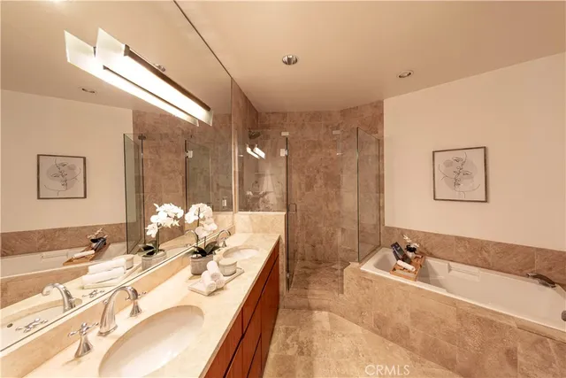 a en suite bathroom with a double vanity sink and mirror