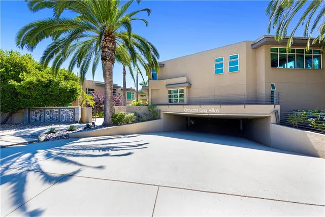 a view of a entrance gate of the house