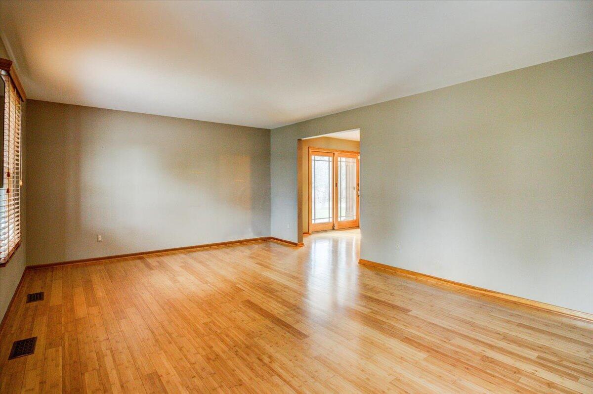 2584 Hollenback Road Lewis Center, OH 43035 - Photo 5 of 34 Front Room