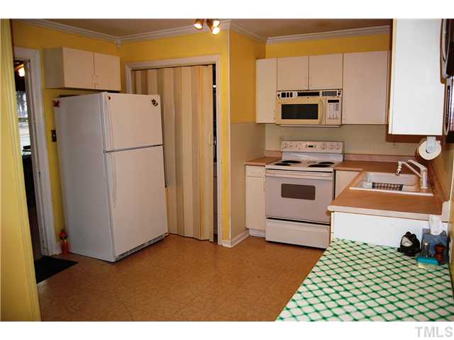 6104 Creedmoor Road Raleigh, NC 27612 - Photo 3 of 17 Lovely eat-in kitchen.