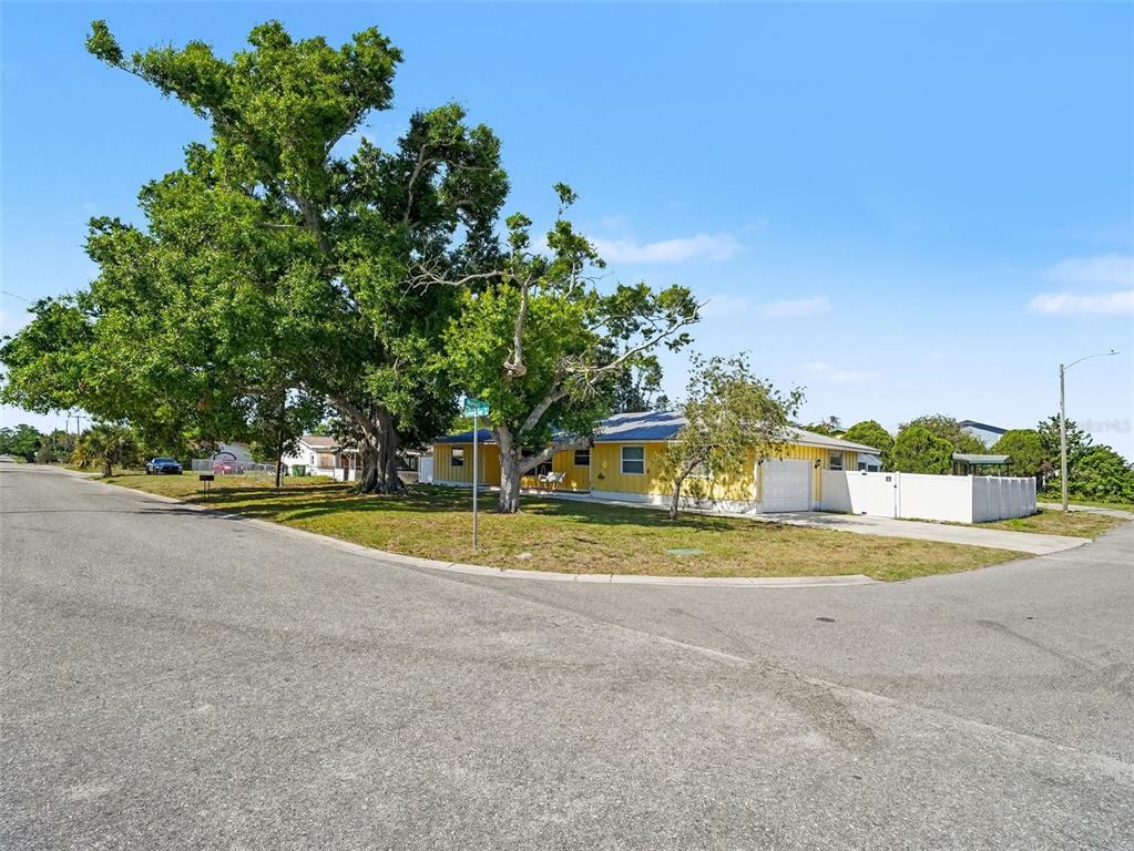 704 South Lockwood Ridge Road Sarasota, FL 34237 - Photo 44 of 55 Gallery Image 44