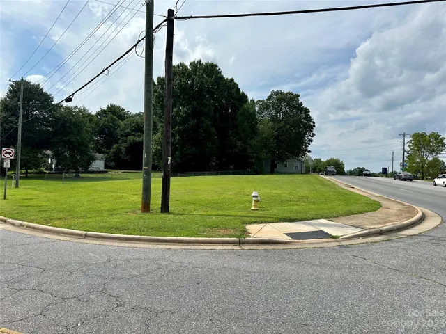 $84,500 | 158 Lenoir Rhyne Boulevard Southeast, Hickory, NC 28602
