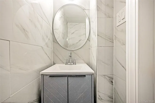 a view of a back yard of the house