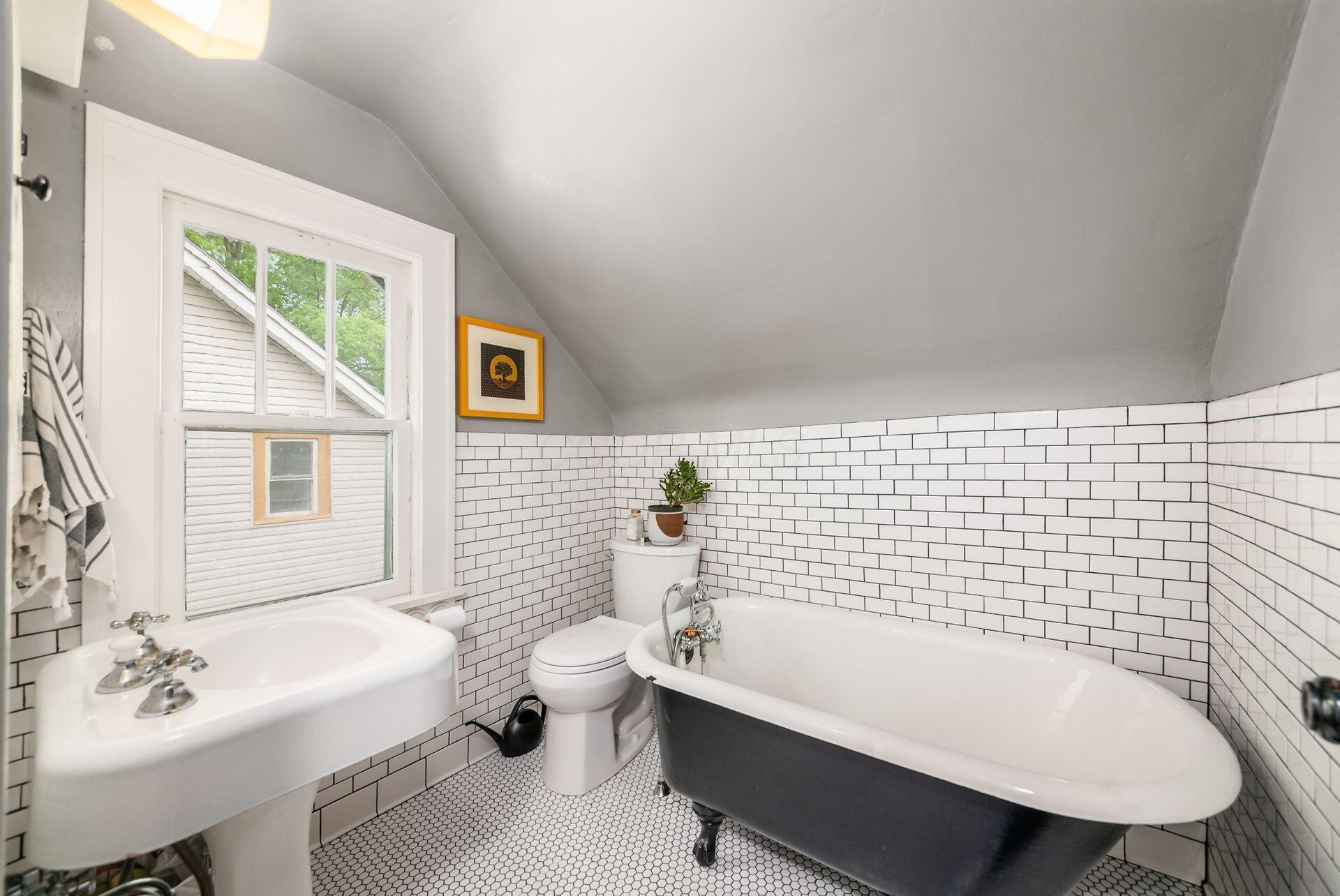 235 East Kelso Road Columbus, OH 43202 - Photo 37 of 50 2nd floor bath with clawfoot tub