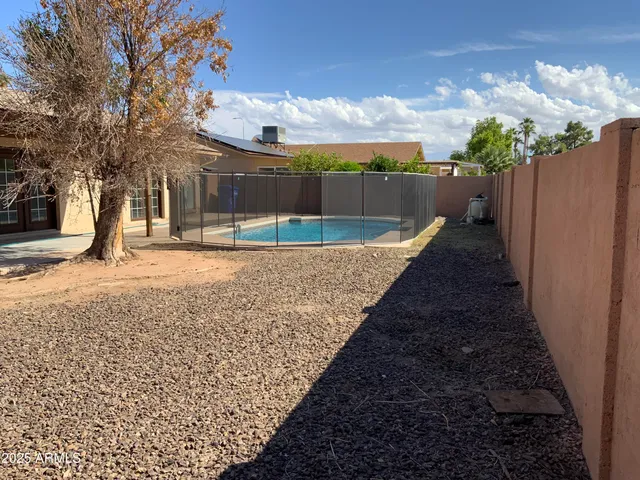 a view of a backyard