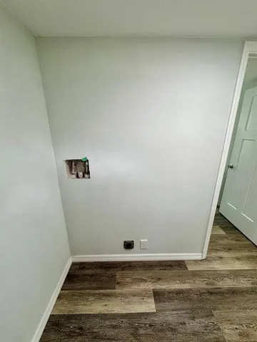 a view of empty room with window