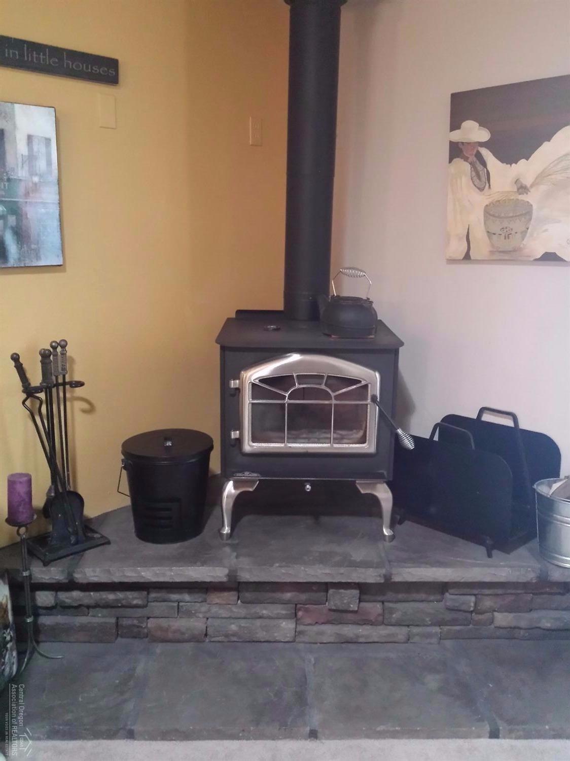 20533 Dylan Loop Bend, OR 97702 - Photo 5 of 25 WOODSTOVE replaced fireplace in living r