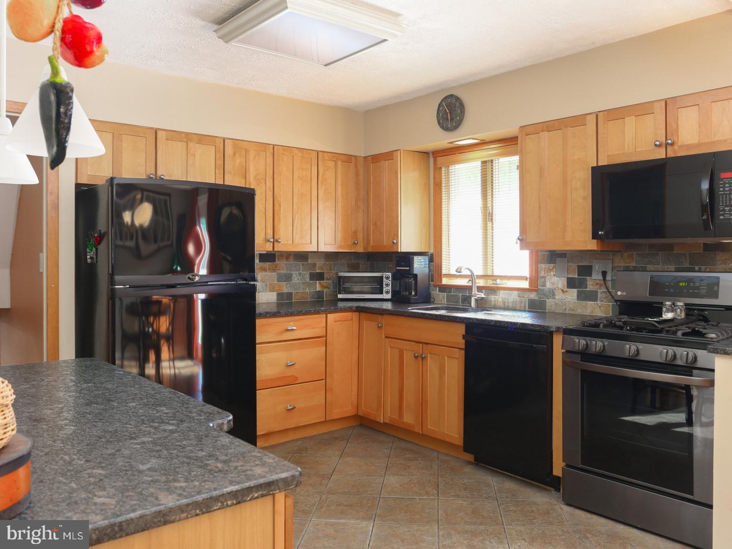 39 Valley View Road Hamilton, NJ 08620 - Photo 8 of 24 Gallery Image 8