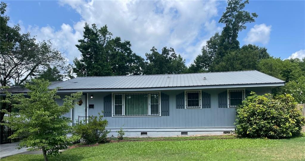a view of a house with garden and yard