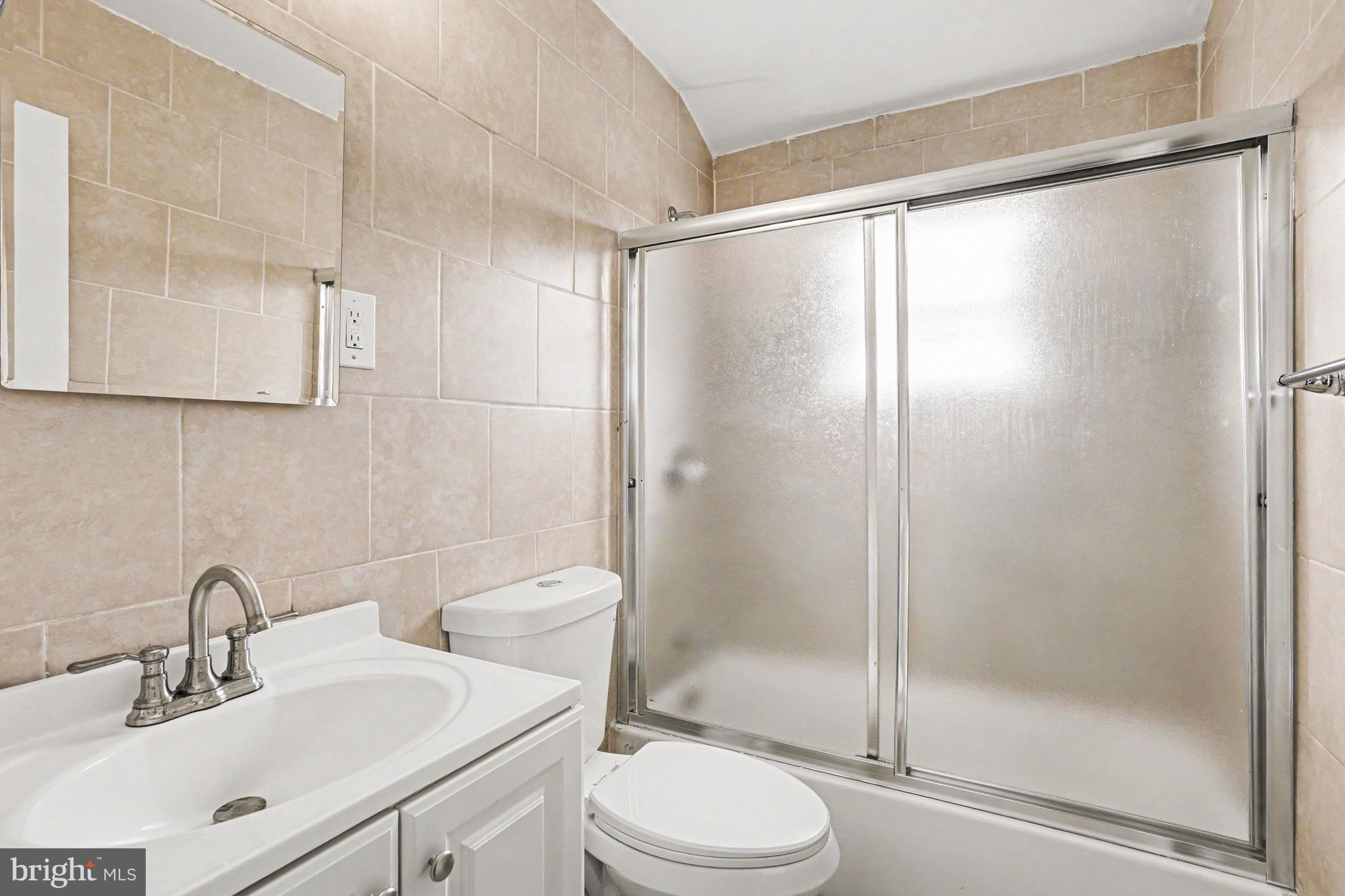 127 Bladen Road Baltimore, MD 21221 - Photo 17 of 31 Upstairs full bath - new glass shower door
