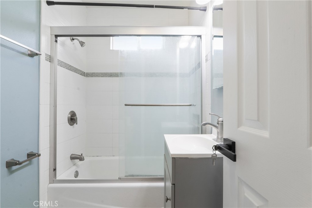 657 Wilber Place Montebello, CA 90640 - Photo 4 of 32 a bathroom with a bathtub and a shower