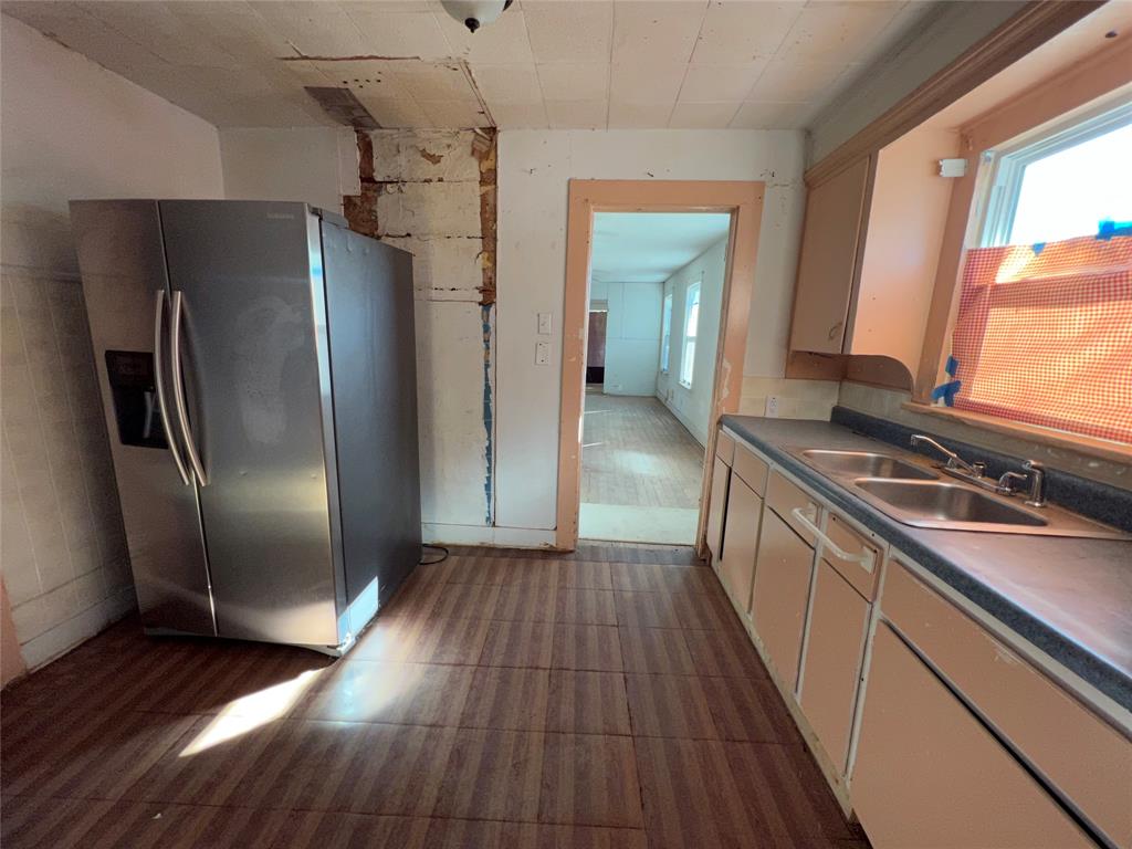 800 Roosevelt Street Wichita Falls, TX 76301 - Photo 30 of 33 Kitchen Area-Refrige stays