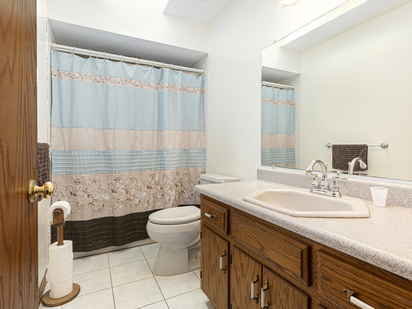2333 Hess Drive Crest Hill, IL 60403 - Photo 15 of 26 a bathroom with a sink toilet and mirror