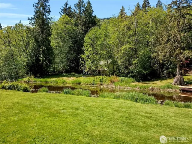 a view of yard with green space