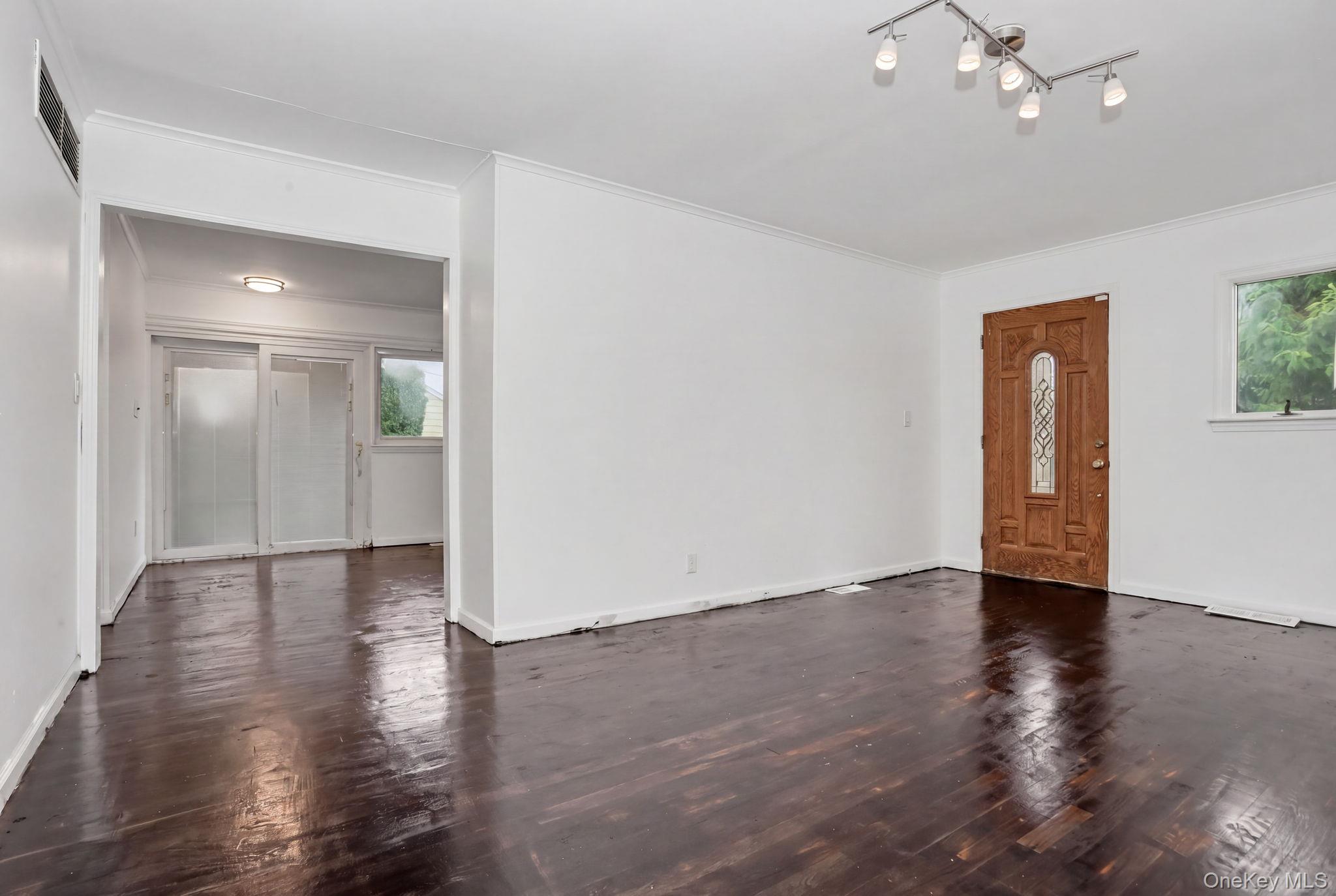 376 County Center Road White Plains, NY 10603 - Photo 6 of 40