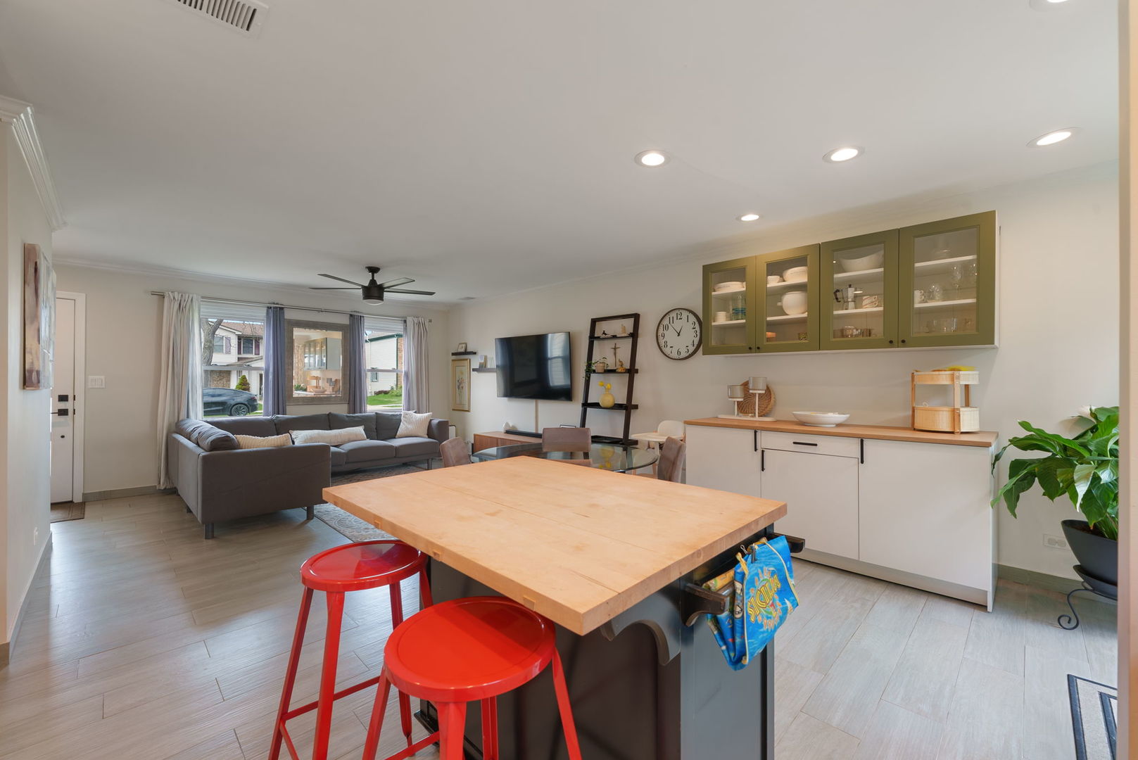 5045 Rochester Drive Hoffman Estates, IL 60010 - Photo 10 of 33 a kitchen with a table and chairs in it