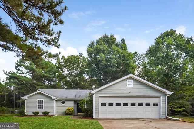 a view of house with a yard