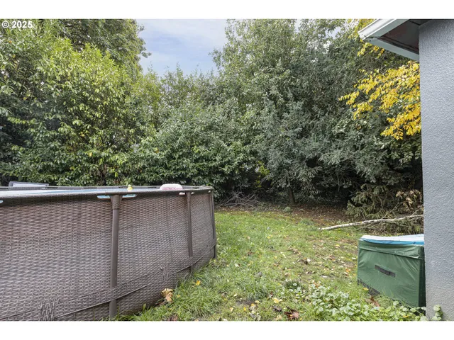 a view of a backyard