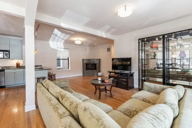 $6,350 | 645 West Bittersweet Place, Unit 1, Chicago, IL 60613