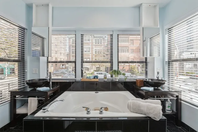 $6,350 | 645 West Bittersweet Place, Unit 1, Chicago, IL 60613