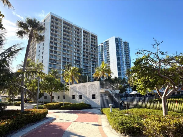 $4,200 | 2625 Collins Avenue, Unit 215, Miami Beach, FL 33140