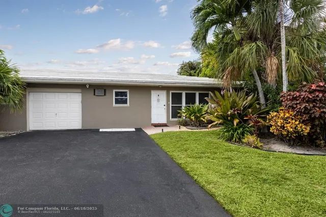 a view of outdoor space yard and porch