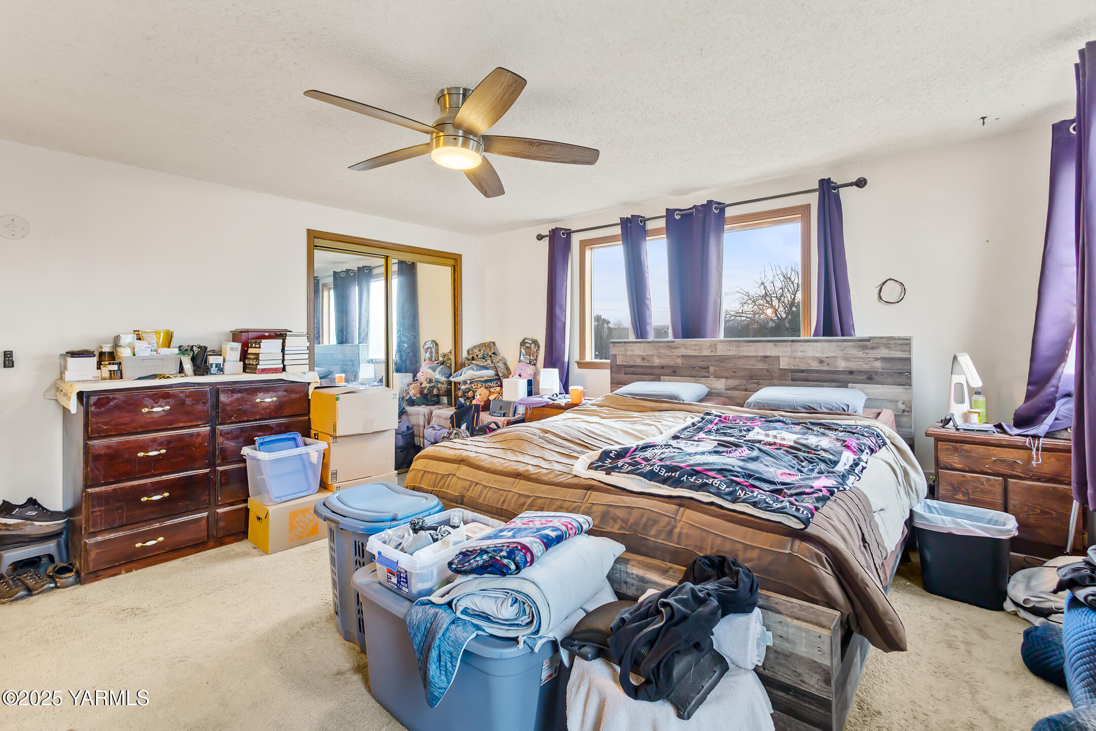 171 West Taylor Road Selah, WA 98942 - Photo 28 of 37 a bed room with a bed and a television