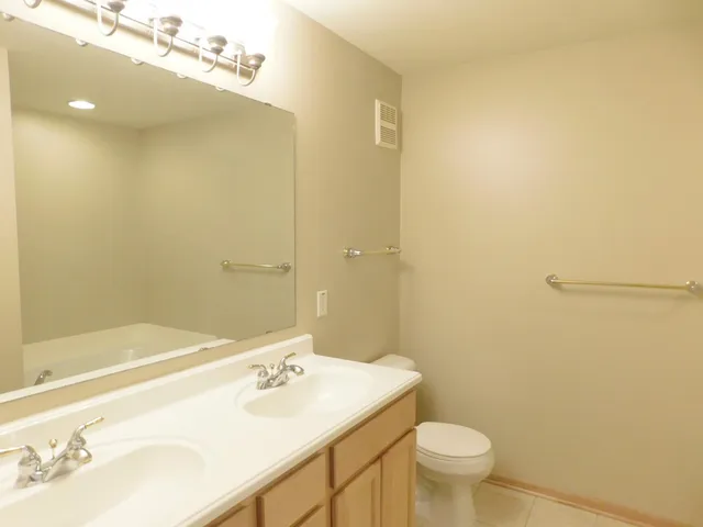 $2,100 | 4723 Woodland Avenue, Shakopee, MN 55379