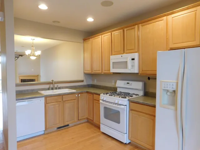 $2,100 | 4723 Woodland Avenue, Shakopee, MN 55379