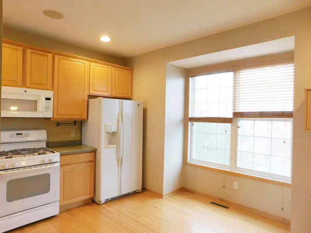 $2,100 | 4723 Woodland Avenue, Shakopee, MN 55379