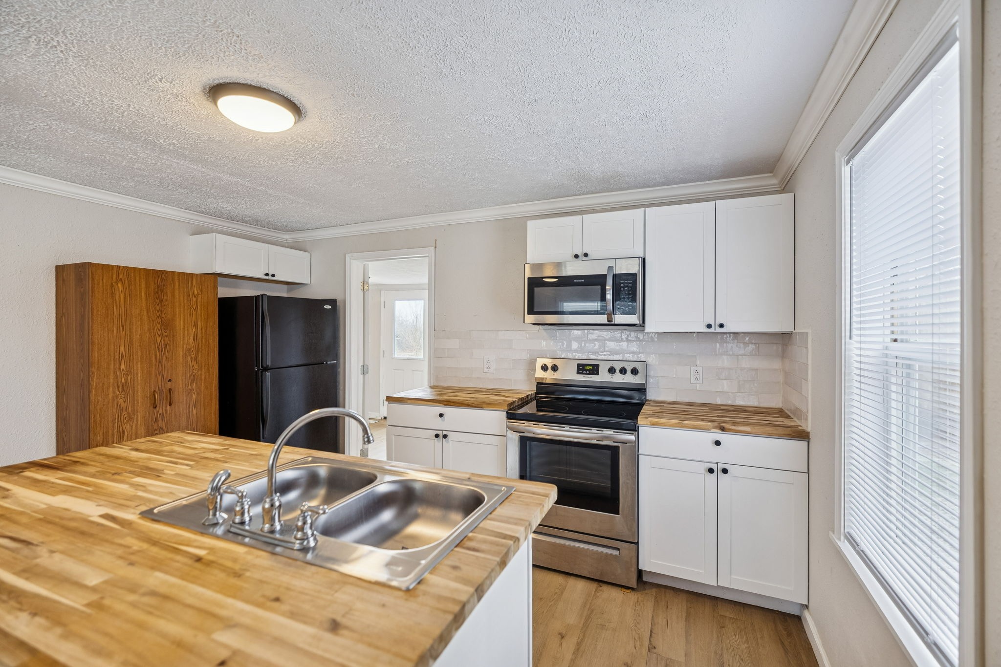 396 Pomona Road Crossville, TN 38571 - Photo 5 of 17 a kitchen with granite countertop a sink cabinets and stainless steel appliances