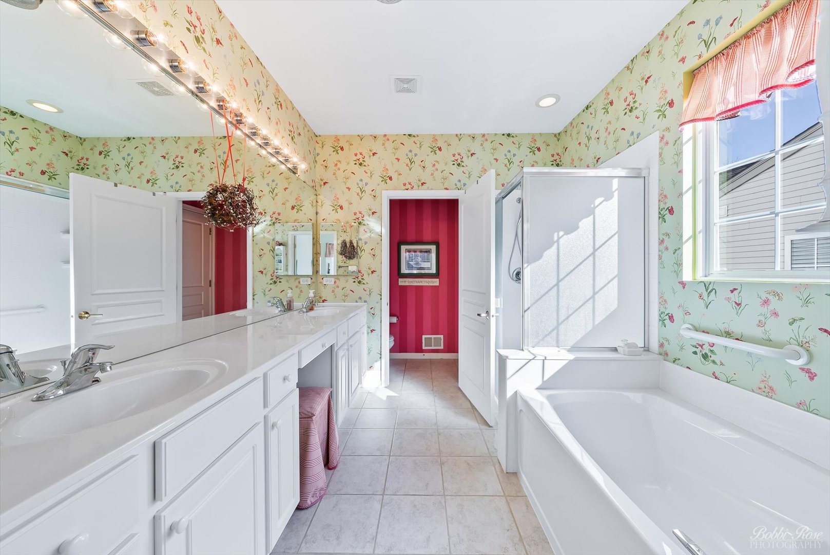 13431 Crestview Drive Huntley, IL 60142 - Photo 19 of 39 a bathroom with a bathtub sink and mirror