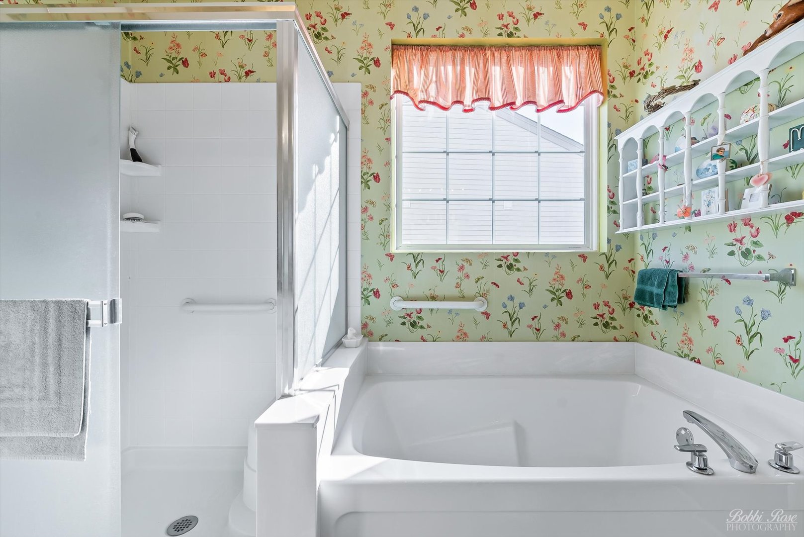 13431 Crestview Drive Huntley, IL 60142 - Photo 21 of 39 a bathroom with a bathtub and a shower