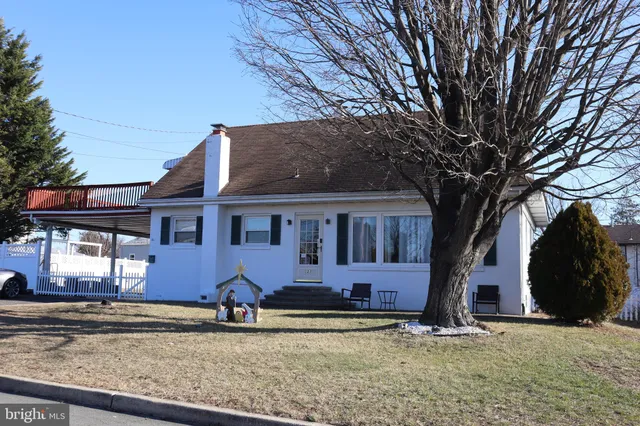 a front view of house with yard