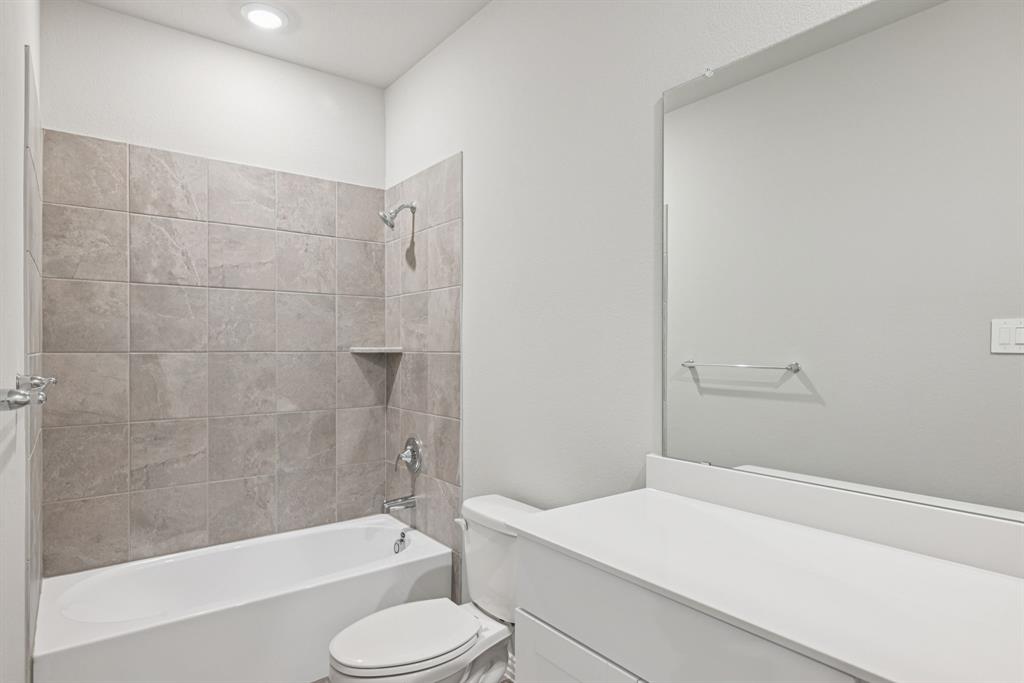 2112 Rannoch Street Sherman, TX 75092 - Photo 18 of 32 a bathroom with a bathtub and a toilet